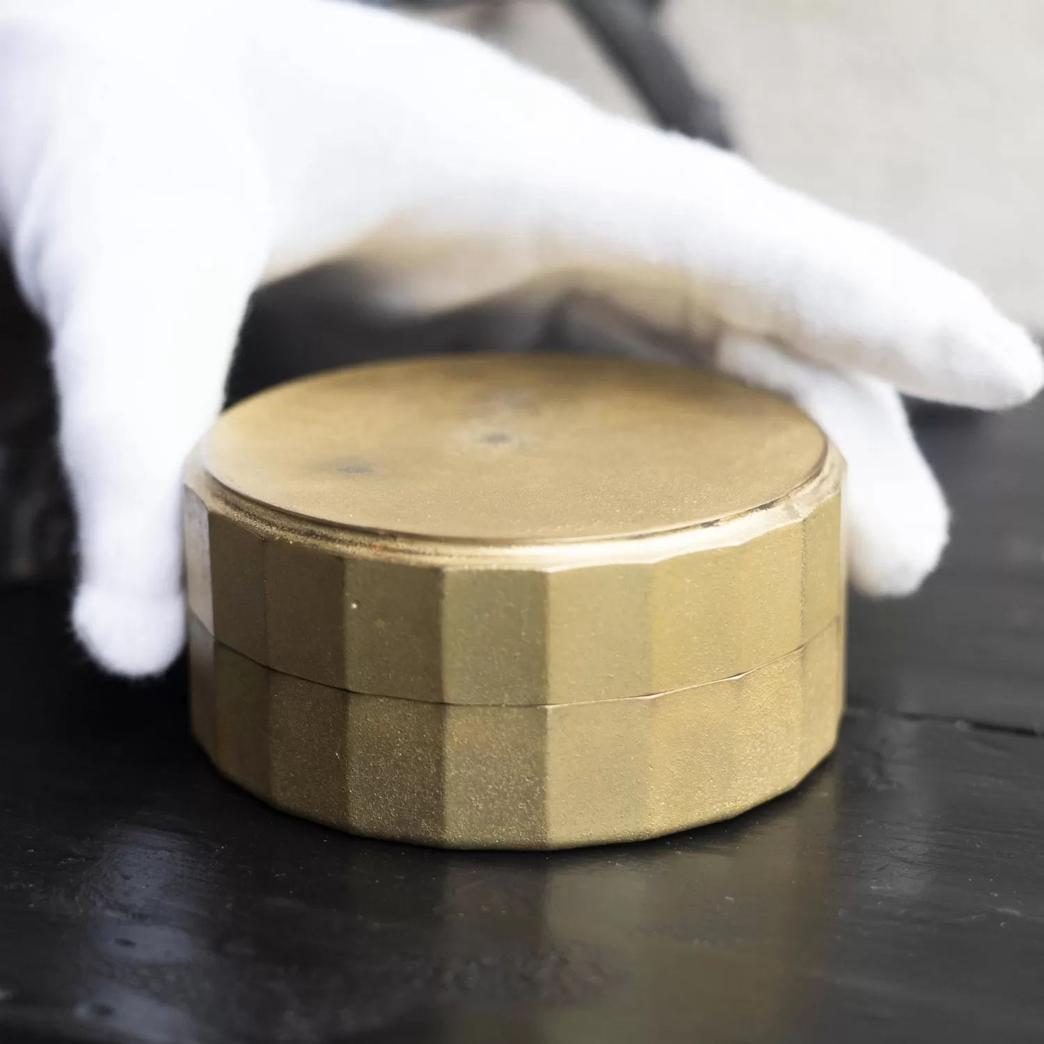 PETITE BOÎTE À THÉ EN LAITON*Conservatoire des Hémisphères Best Sale